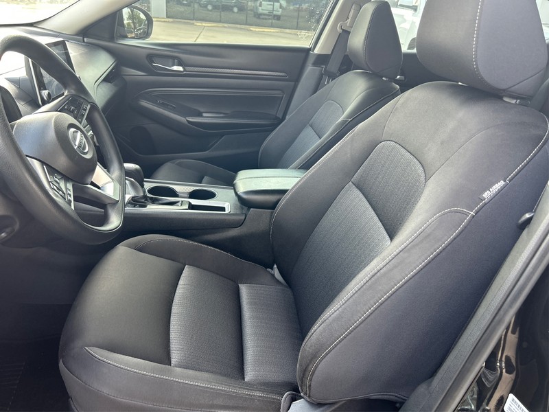 Nissan Altima Vehicle Full-screen Gallery Image 9