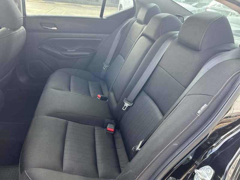 Nissan Altima Vehicle Full-screen Gallery Image 10