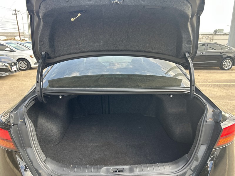 Nissan Altima Vehicle Full-screen Gallery Image 11