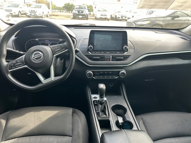 Nissan Altima Vehicle Full-screen Gallery Image 12