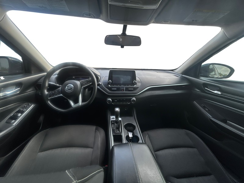 Nissan Altima Vehicle Full-screen Gallery Image 15