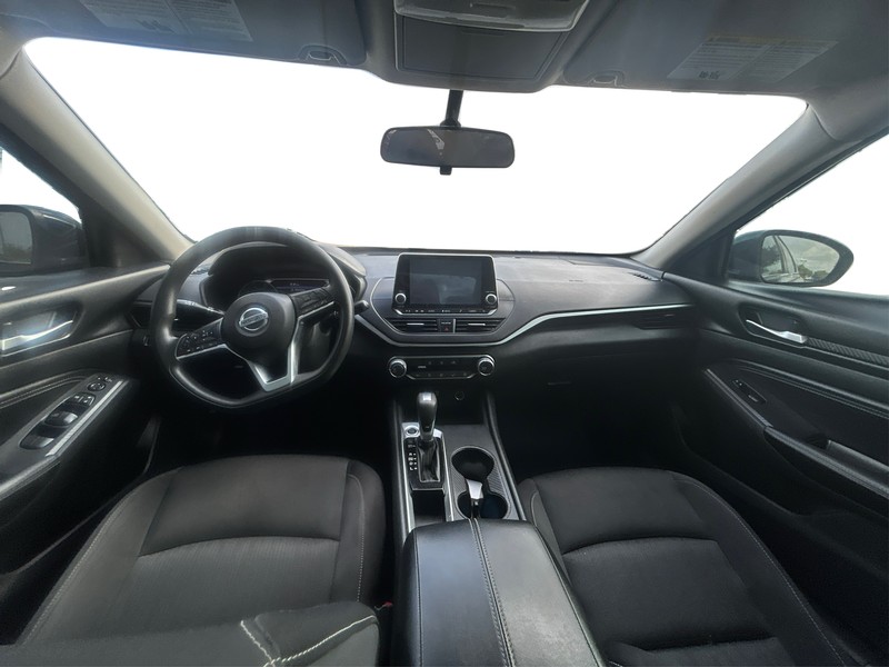Nissan Altima Vehicle Full-screen Gallery Image 16