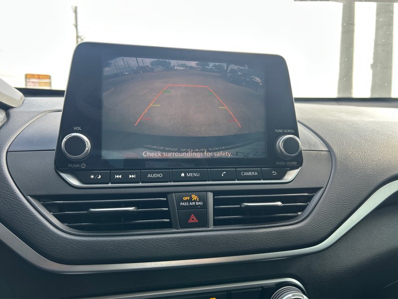 Nissan Altima Vehicle Full-screen Gallery Image 17