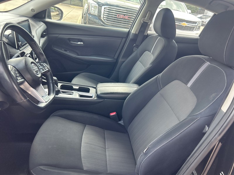 Nissan Sentra Vehicle Full-screen Gallery Image 8