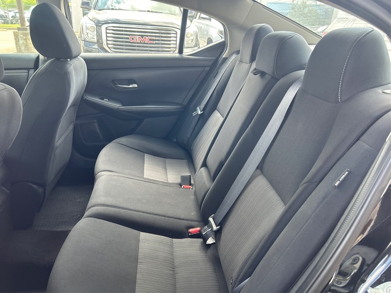 Nissan Sentra Vehicle Full-screen Gallery Image 9