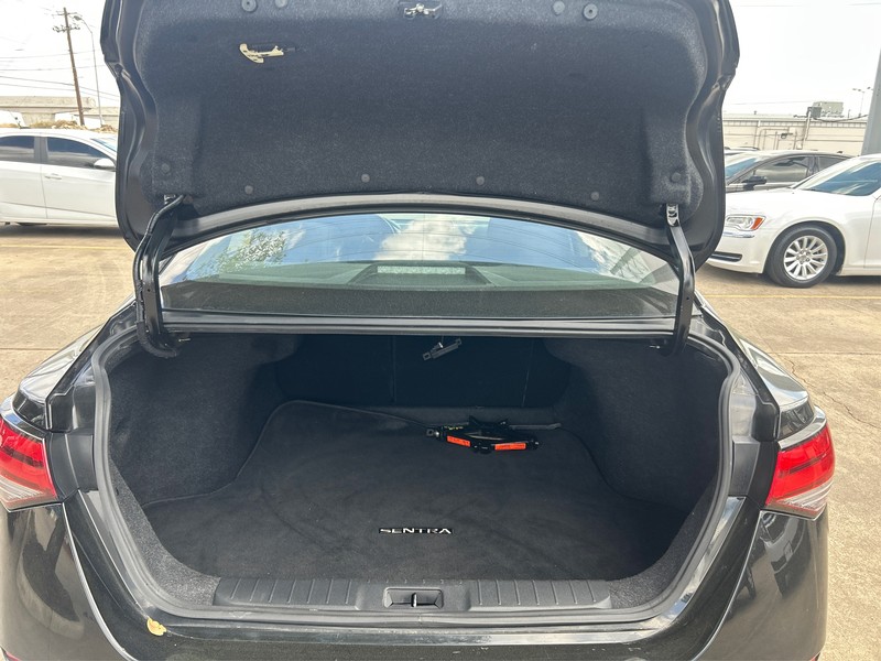 Nissan Sentra Vehicle Full-screen Gallery Image 10