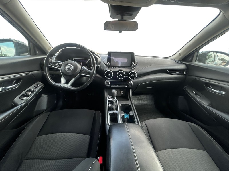 Nissan Sentra Vehicle Full-screen Gallery Image 15