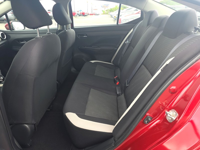 Nissan Versa Vehicle Full-screen Gallery Image 10