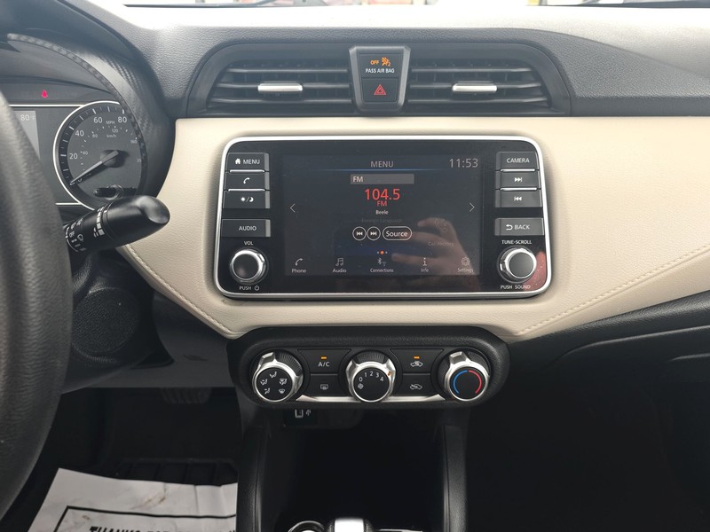 Nissan Versa Vehicle Full-screen Gallery Image 11