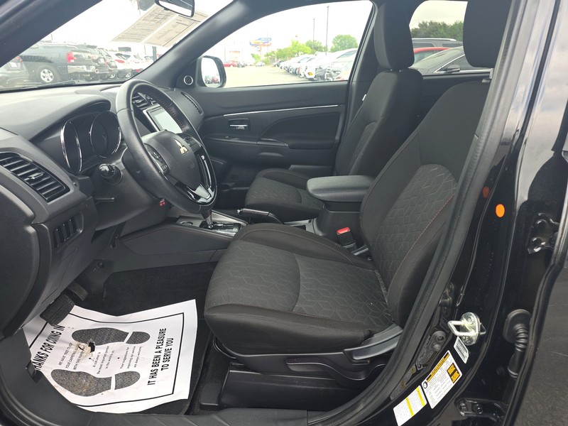 Mitsubishi Outlander Sport Vehicle Full-screen Gallery Image 9