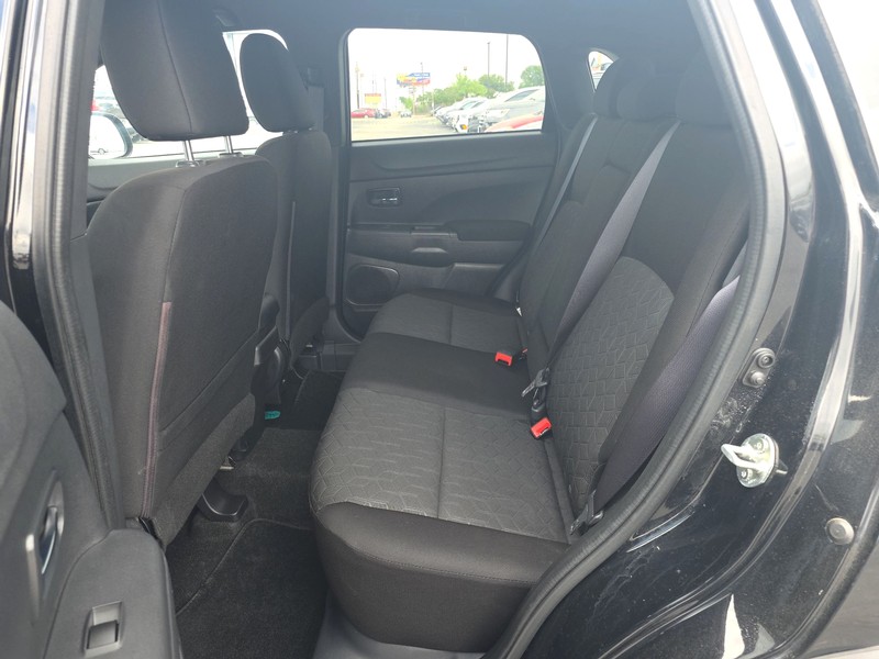 Mitsubishi Outlander Sport Vehicle Full-screen Gallery Image 10