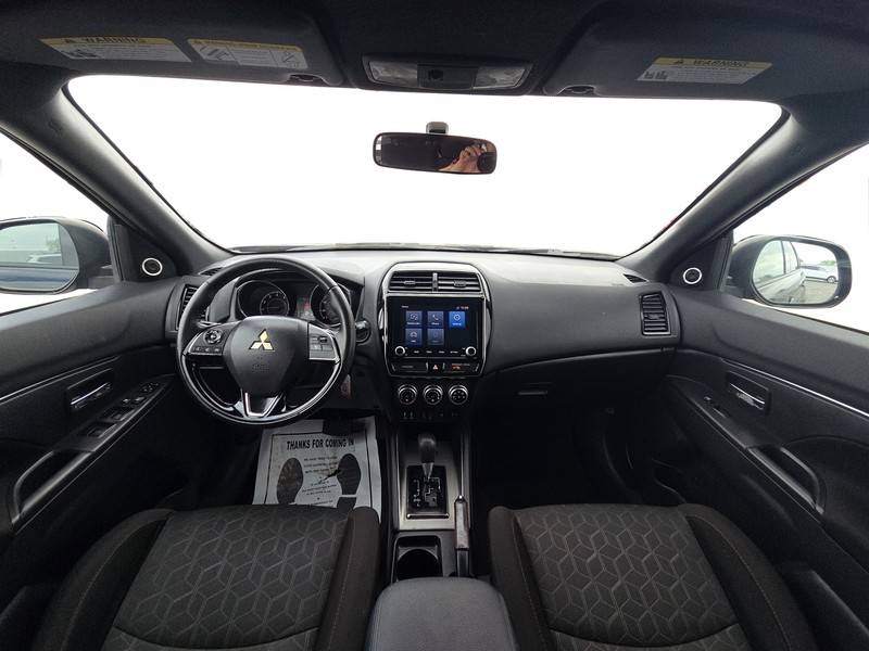 Mitsubishi Outlander Sport Vehicle Full-screen Gallery Image 15