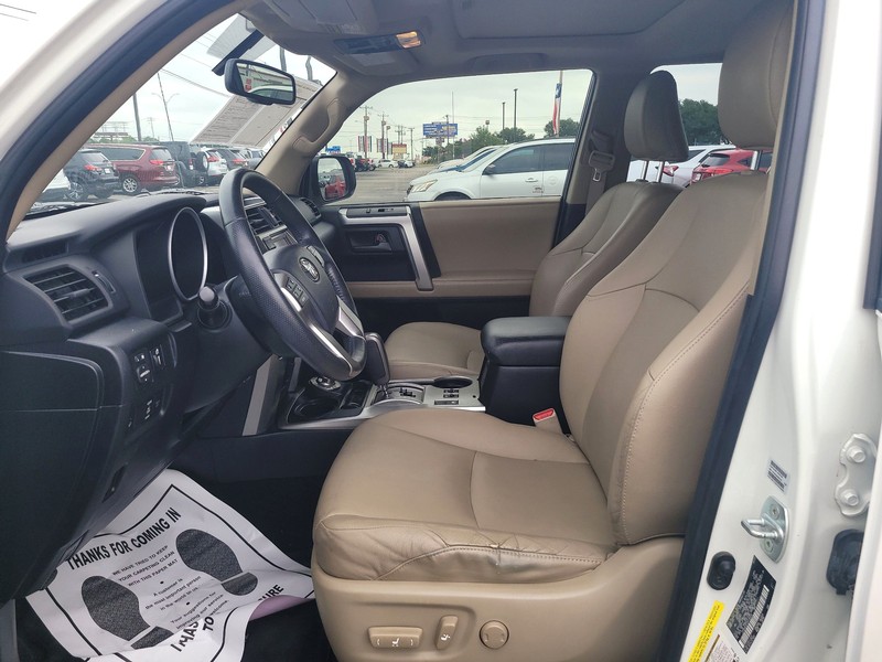 Toyota 4Runner Vehicle Full-screen Gallery Image 9