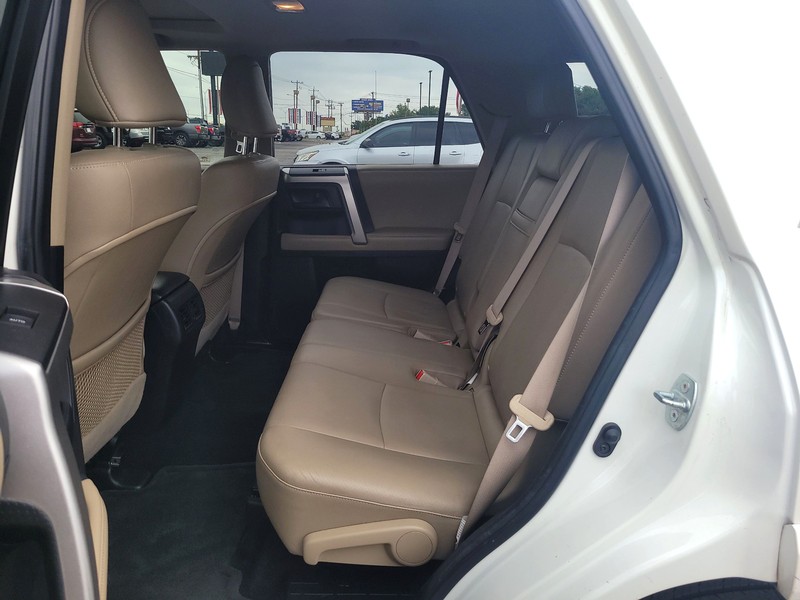 Toyota 4Runner Vehicle Full-screen Gallery Image 10