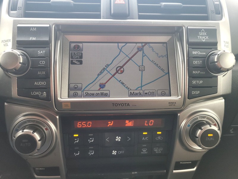 Toyota 4Runner Vehicle Full-screen Gallery Image 17