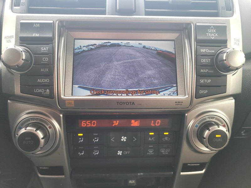 Toyota 4Runner Vehicle Full-screen Gallery Image 18