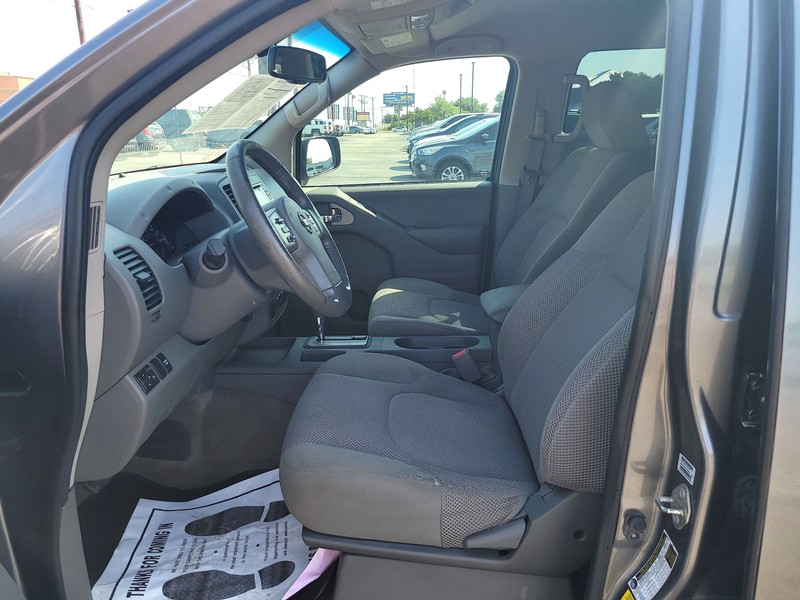 Nissan Frontier Vehicle Full-screen Gallery Image 9