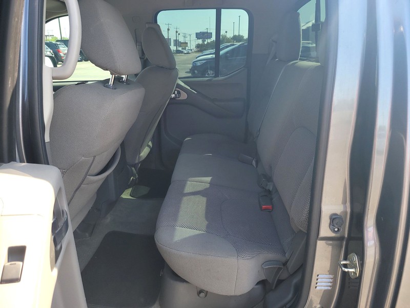 Nissan Frontier Vehicle Full-screen Gallery Image 10