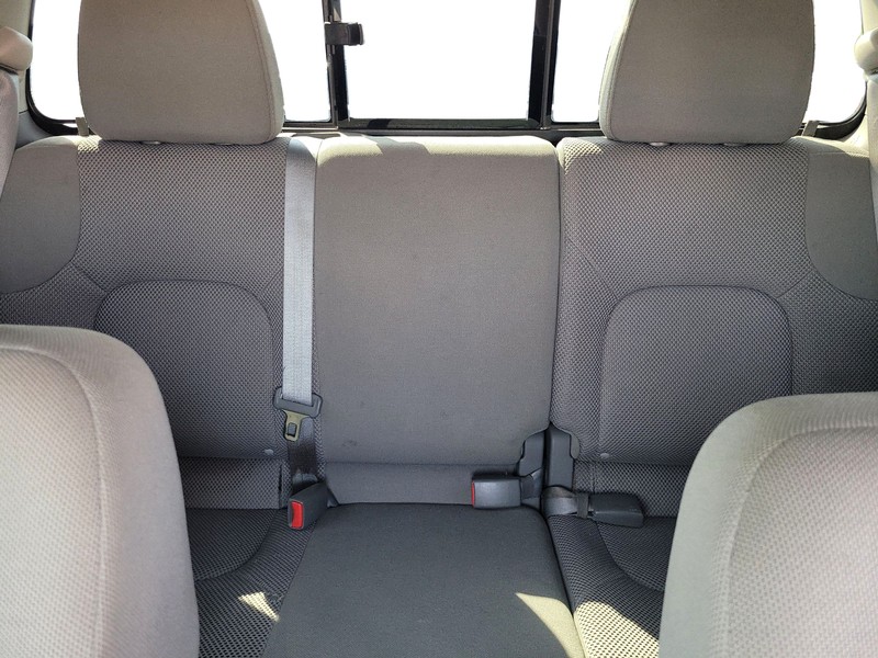 Nissan Frontier Vehicle Full-screen Gallery Image 12