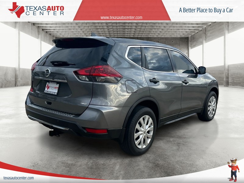 Nissan Rogue Vehicle Full-screen Gallery Image 7
