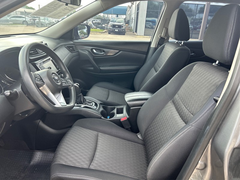 Nissan Rogue Vehicle Full-screen Gallery Image 9