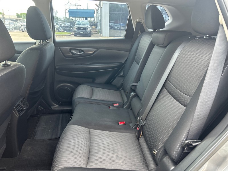 Nissan Rogue Vehicle Full-screen Gallery Image 10