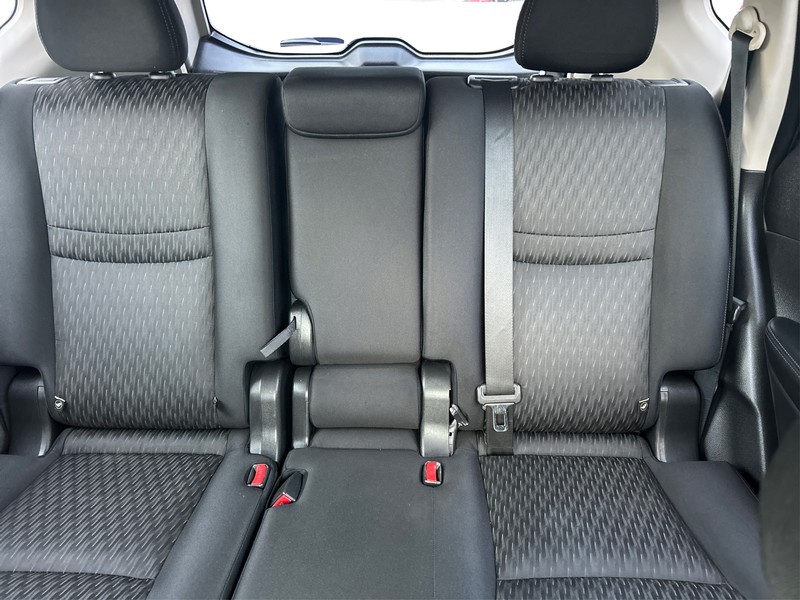Nissan Rogue Vehicle Full-screen Gallery Image 13