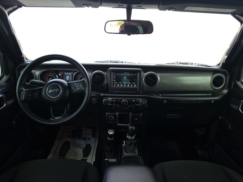 Jeep Wrangler Vehicle Full-screen Gallery Image 16