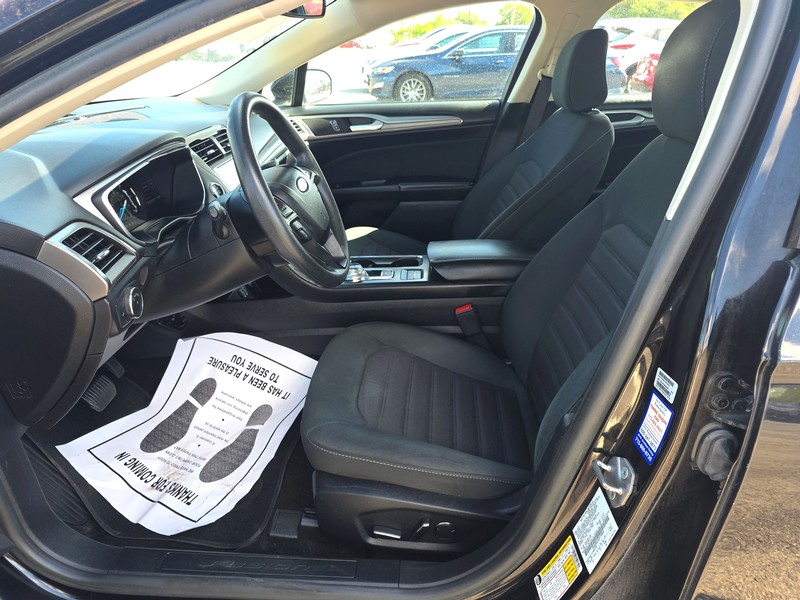 Ford Fusion Hybrid Vehicle Full-screen Gallery Image 9