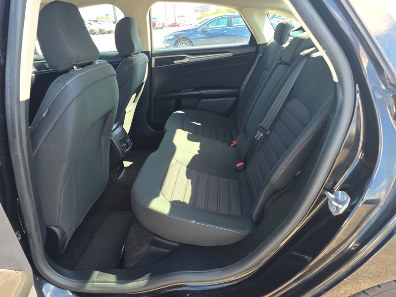 Ford Fusion Hybrid Vehicle Full-screen Gallery Image 10