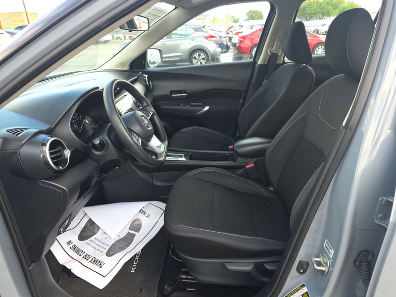 Nissan Kicks Vehicle Full-screen Gallery Image 9