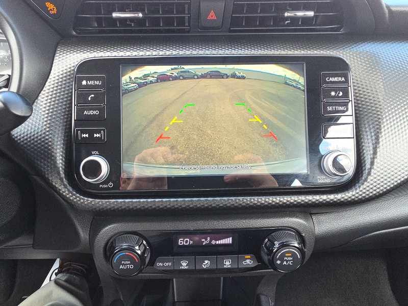 Nissan Kicks Vehicle Full-screen Gallery Image 17