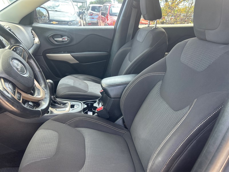 Jeep Cherokee Vehicle Full-screen Gallery Image 8