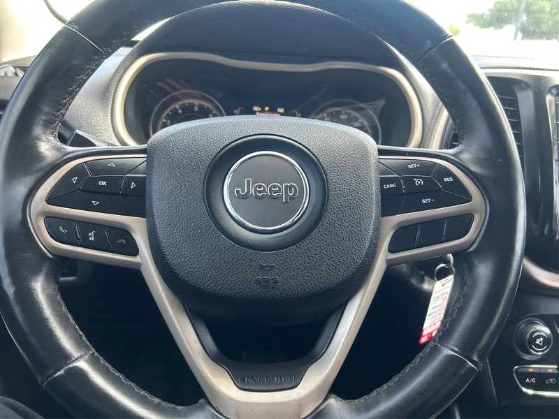 Jeep Cherokee Vehicle Full-screen Gallery Image 13