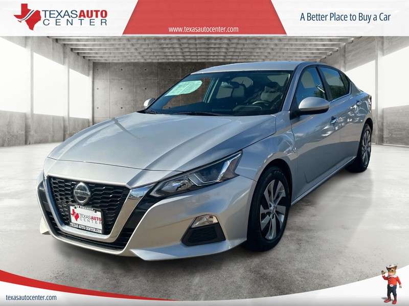 Nissan Altima Vehicle Full-screen Gallery Image 2