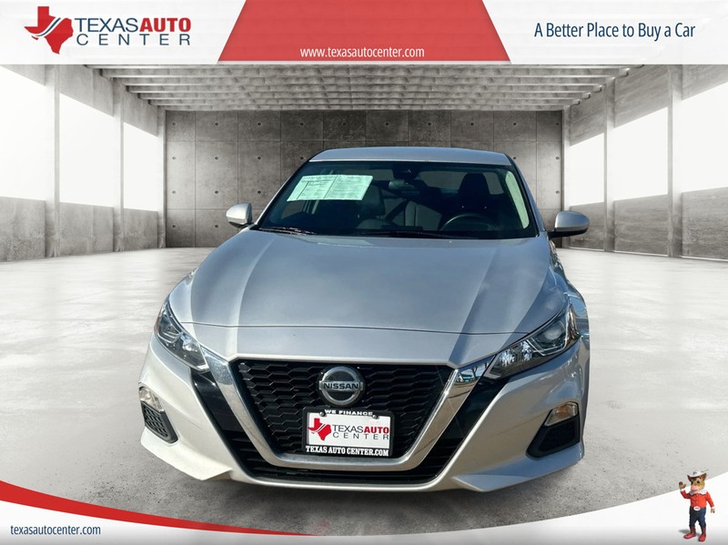 Nissan Altima Vehicle Full-screen Gallery Image 3