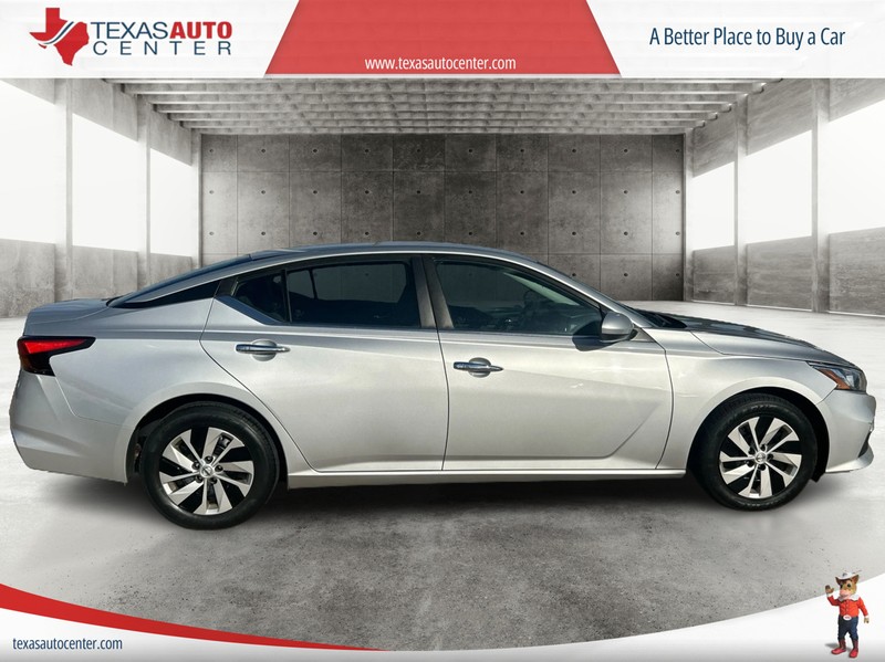 Nissan Altima Vehicle Full-screen Gallery Image 4