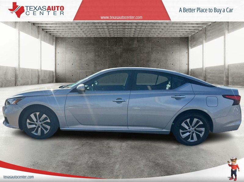 Nissan Altima Vehicle Full-screen Gallery Image 5