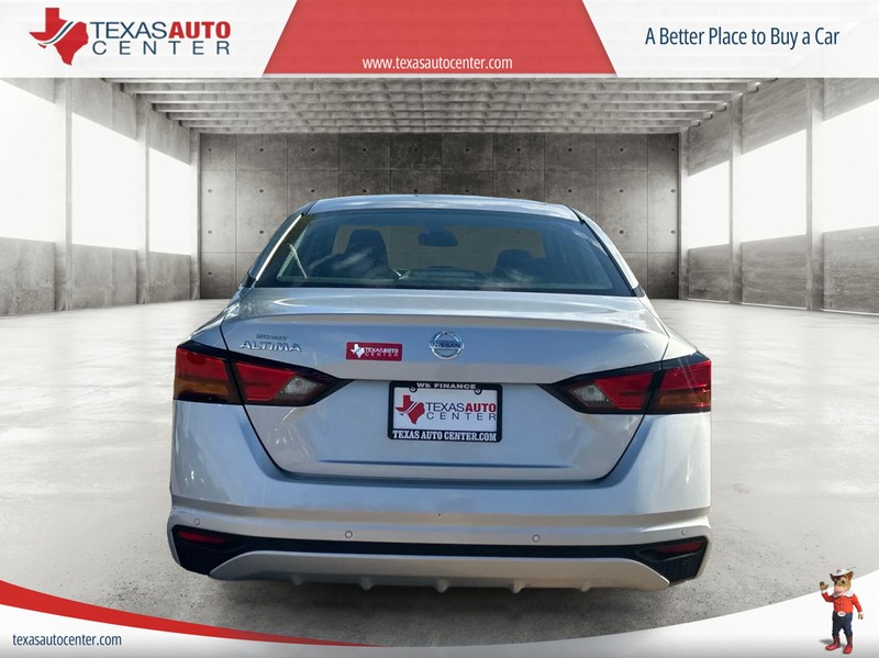 Nissan Altima Vehicle Full-screen Gallery Image 6