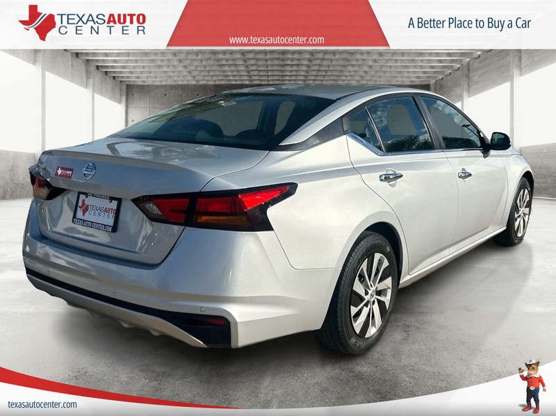 Nissan Altima Vehicle Full-screen Gallery Image 7