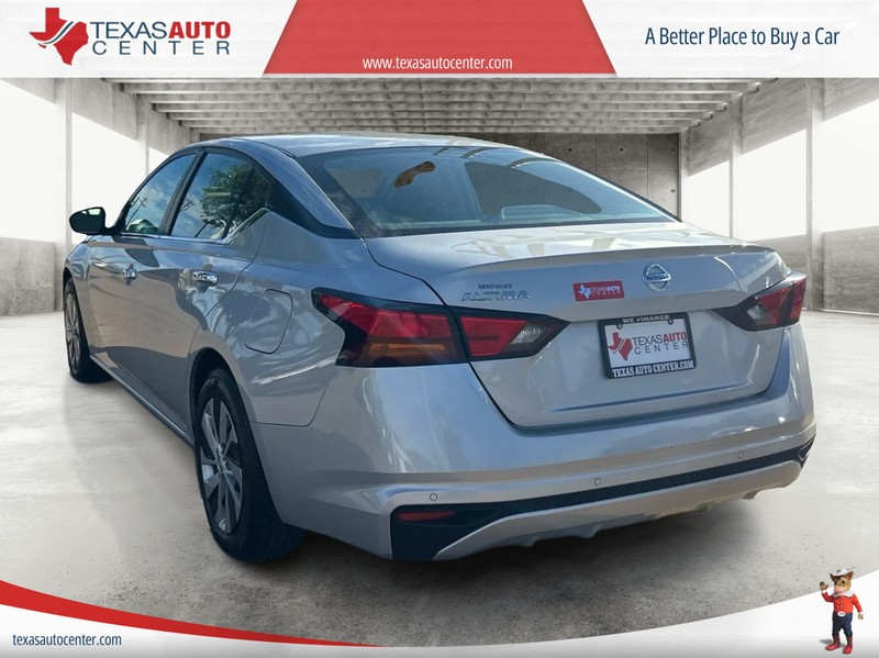 Nissan Altima Vehicle Full-screen Gallery Image 8