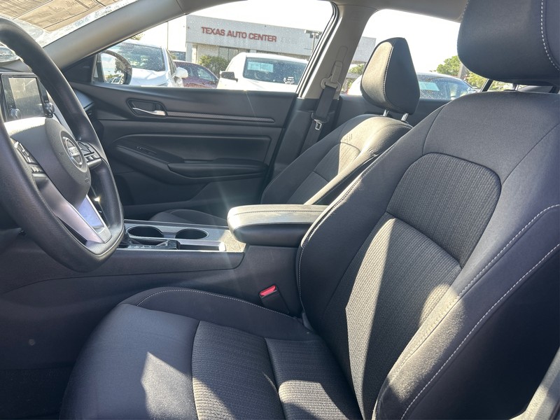 Nissan Altima Vehicle Full-screen Gallery Image 9