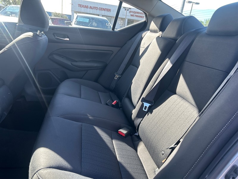 Nissan Altima Vehicle Full-screen Gallery Image 10