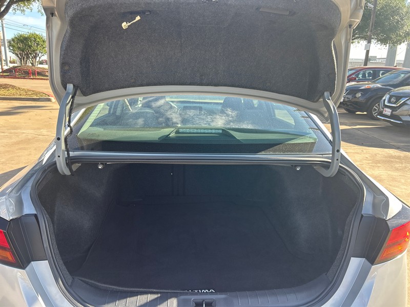 Nissan Altima Vehicle Full-screen Gallery Image 11