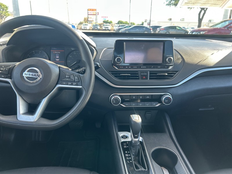 Nissan Altima Vehicle Full-screen Gallery Image 12