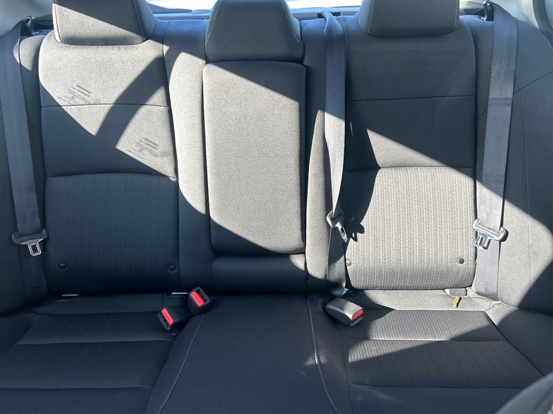 Nissan Altima Vehicle Full-screen Gallery Image 13