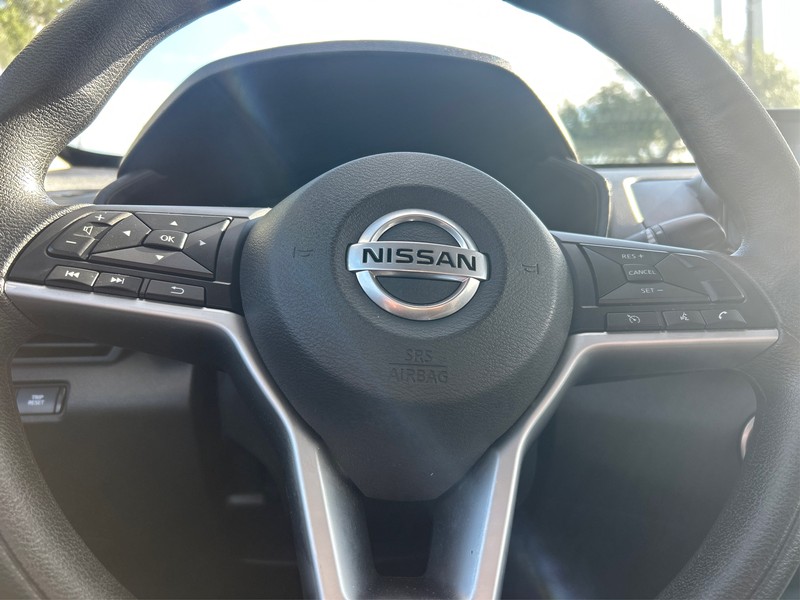 Nissan Altima Vehicle Full-screen Gallery Image 14