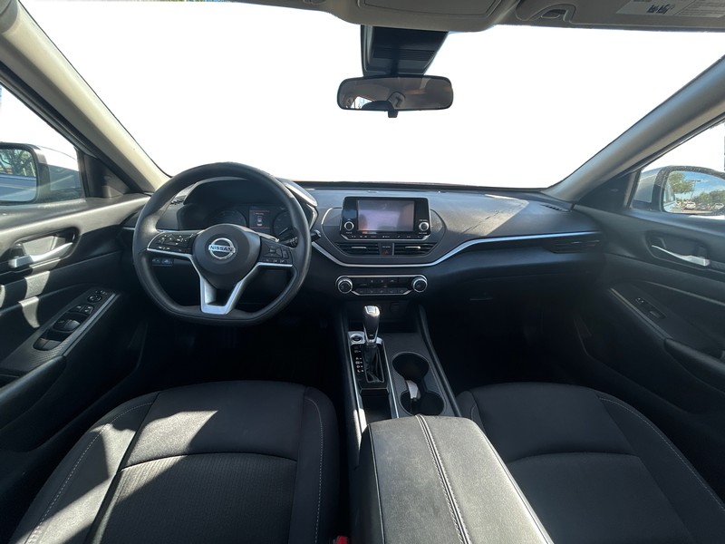 Nissan Altima Vehicle Full-screen Gallery Image 15