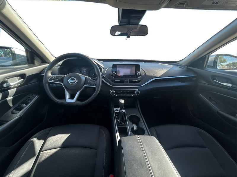 Nissan Altima Vehicle Full-screen Gallery Image 16