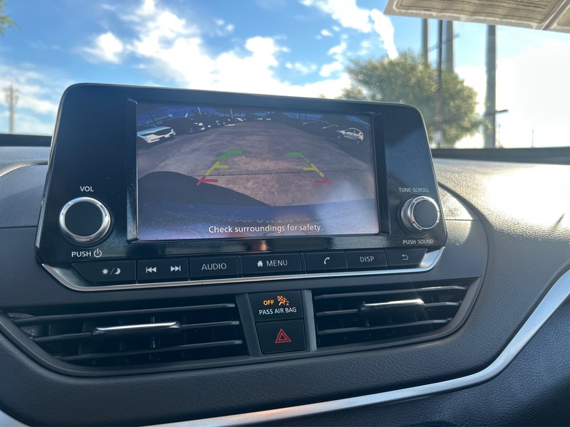 Nissan Altima Vehicle Full-screen Gallery Image 17